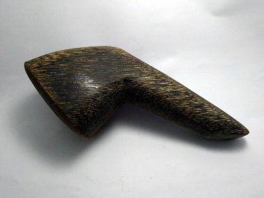 Beyaz arka planda eski ahşap heykel