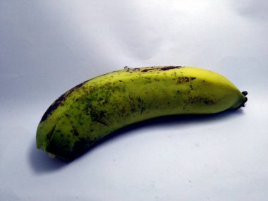 Beyaz arkaplanda muz meyvesi