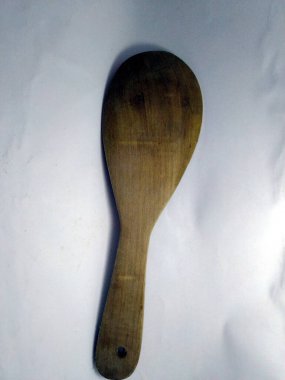 Beyaz arka planda tahta kaşık