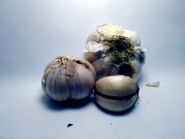 Beyaz arka planda sarımsak ve tohumlar