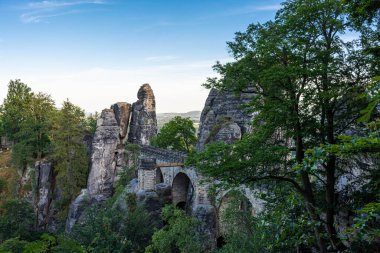 Gün batımında Bastei Köprüsü, Sakson İsviçre Ulusal Parkı. Almanya