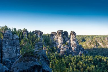 Sakson İsviçre Ulusal Parkı, Almanya 'nın karst dağları üzerinde güzel bir gün batımı
