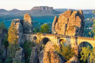 Sakson İsviçre, Almanya 'daki Bastei Köprüsü üzerinde güzel bir gün doğumu.