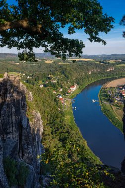 Elbe Nehri üzerindeki hava manzarası, Sakson İsviçre, Almanya