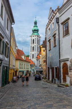 CESKY KRUMLOV, CZECH REUBLIC, 1 AĞUSTOS 2020: Tarihi merkezin güzel sokak manzarası