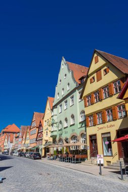 DINKELSBUHL, GERMANY, 27 HAZİRAN 2020: Tarihi merkezde renkli ve antik yarı ağaçlı evler