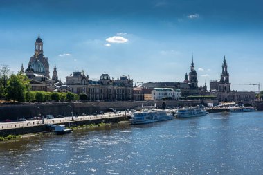 DRESDEN, ALMANY, 23 HAZİRAN 2020: Dresden 'den Elbe Riverbanks