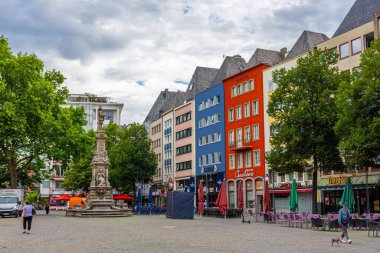 COLOGNE, GERMANY, 23 HAZİRAN 2020: Bulutlu gökyüzündeki tarihi merkezin manzarası