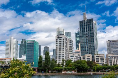 FRANKFURT, GERMANY, 25 HAZİRAN 2020: İş bölgesinde modern mimari