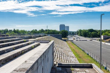 NUREMBERG, ALMANY, 28 HAZİRAN 2020: Almanya 'nın Nuremberg kentindeki Zeppelinfeld tribününün kalıntıları. 1933-1938 yılları arasında Adolf Hitler 'in Nazi Partisi mitingleri sırasında konuşma yaptığı tribündür..