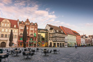 QUEDLINBURG, GERMANY, 28 HAZİRAN 2020: Alacakaranlıkta yarım kereste evler ile güzel pazar meydanı