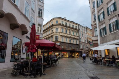 SALZBURG, AUSTRIA, 2 AĞUSTRU 2020: Tarihi merkezdeki yağmurlu caddenin güzel manzarası