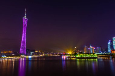 GuANGZHOU, ÇİN, 18 Kasım 2019: Günbatımında Kanton Kulesi ile şehir manzarası