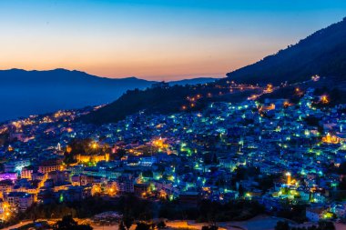 Fas 'ın mavi şehri Chefchaouen' in üzerinde güzel bir günbatımı.