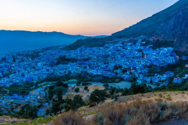 Fas 'ın mavi şehri Chefchaouen' in üzerinde güzel bir günbatımı.