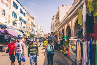 ESSAOUIRA, FOCCO, 2 Eylül 2018: Medine 'nin ana caddesindeki insanlar
