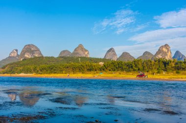 Li Nehri 'nin Yangshuo, Çin' deki manzarası