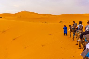 Alacakaranlıkta Sahra Çölü 'nün kumullarının güzel manzarası, Merzouga, Fas