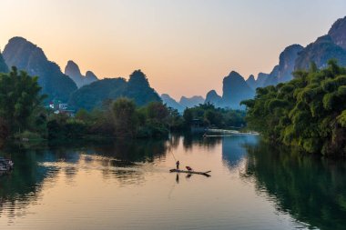 YANGSHUO, ÇİN, 6 ARALIK 2019: Yulong Nehri üzerinde güzel bir gün batımı Yangshuo, Guilin, Guangxi