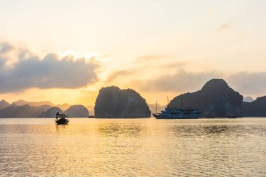 Ha Long Körfezi, Vietnam 'da renkli bir gün batımı.