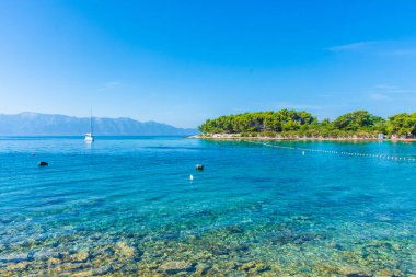 Sucuraj Limanı 'nın inanılmaz plajı, Hvar, Hırvatistan
