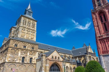 Hollanda 'nın Maastricht katedrali ve kırmızı çan kulesi