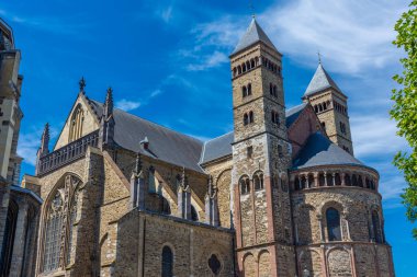 Maastricht Katedrali ve Hollanda 'daki kırmızı çan kulesi