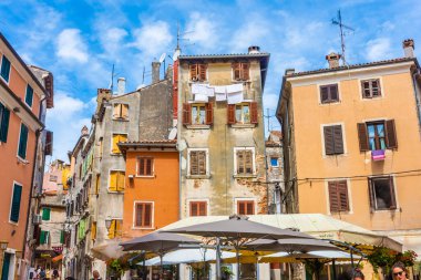 ROVINJ, CROATIA, 14 AĞUSTOS 2019: Eski kasabadaki renkli binalar