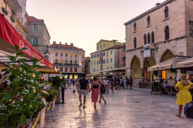 BÖLÜM, CROATIA, 7 AĞUSTOS 2019: Günbatımında Split 'in merkez meydanında turistler