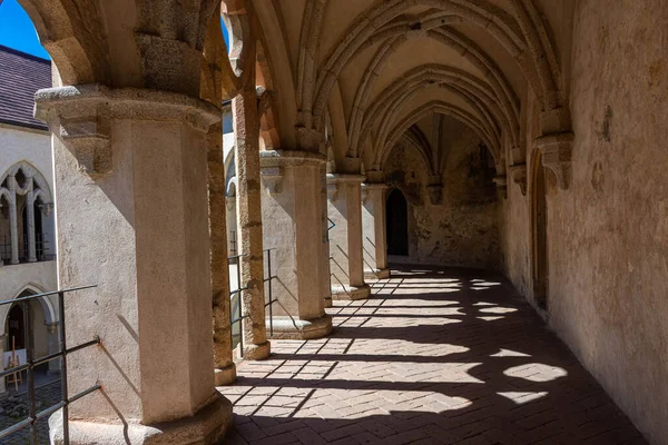 Çek Cumhuriyeti 'nin antik Zvikov Kalesi koridorundaki pencerelerin güzel gölgeleri