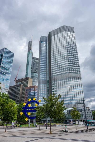 ドイツ フランクフルト2020年7月25日 夏の日にフランクフルト市内の現代金融ビジネス地区にある欧州中央銀行本社超高層ビルにおけるユーロサイン — ストック写真