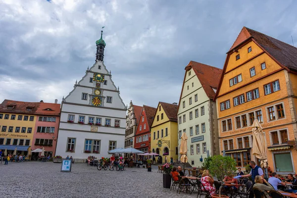 ROTHENBURG OB DER TAUBER, GERMANY, 26 HAZİRAN 2020: Tarihi merkezin caddesindeki renkli yarı keresteli evler