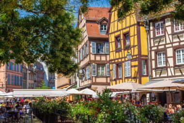 COLMAR, FRANCE, 18 HAZİRAN 2020: Tipik yarı keresteli evlerle karakterize edilen güzel tarihi Colmar merkezi