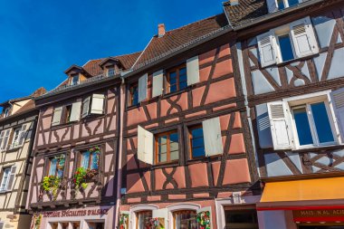 COLMAR, FRANCE, 18 HAZİRAN 2020: Tarihi merkezde tipik yarı keresteli evler