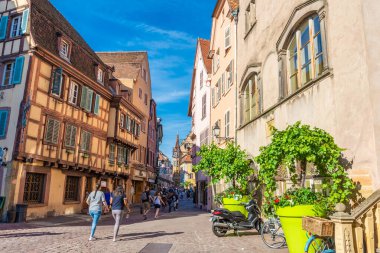 COLMAR, FRANCE, 18 HAZİRAN 2020: Tarihi merkezde tipik yarı keresteli evler