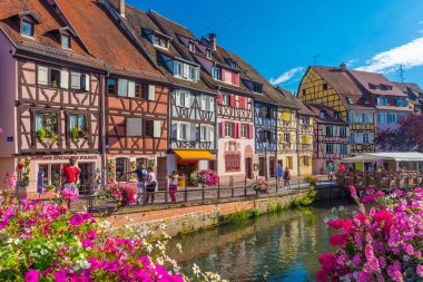 COLMAR, FRANCE, 18 HAZİRAN 2020: Ön planda çiçekli renkli colmar kanalı