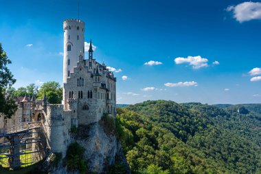Lichtenstein Şatosu (Schloss Lichtenstein), Güney Almanya 'nın Swabian Jura bölgesinde Honau, Reutlingen yakınlarındaki Echaz vadisine bakan Gotik Diriliş tarzında bir saray.