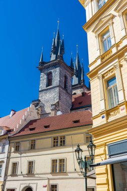 Prag 'da, Çek Cumhuriyeti' nin başkenti Unesco 'nun ana meydanında Tyn' dan önceki Gotik Meryem Kilisesi.