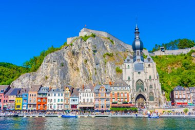 DINANT, BELGIUM, 21 HAZİRAN 2020: Bir dağın altında ve bir nehrin üzerinde inşa edilen Belçika 'nın Dinant kasabası