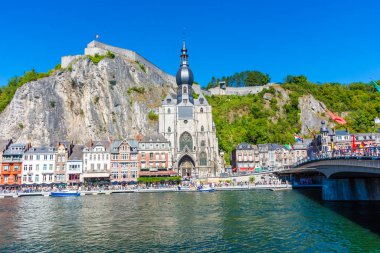 DINANT, BELGIUM, 21 HAZİRAN 2020: Bir dağın altında ve bir nehrin üzerinde inşa edilen Belçika 'nın Dinant kasabası
