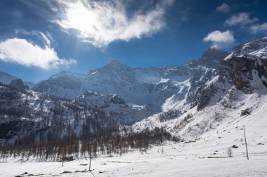 Piedmont, İtalya 'daki Pian della Mussa Dağı' nda karlı bir manzara.
