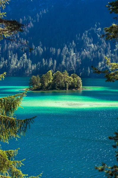 Güneş ışığı altında Zugspitze zirvesinin önündeki turkuaz suyla Eibsee Gölü 'nün muhteşem manzarası. Konum: Eibsee Gölü, Garmisch-Partenkirchen, Bavyera Alpleri, Almanya, Avrupa