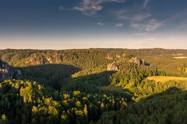 德国撒克逊瑞士国家公园上方森林的空中景观 — 图库照片