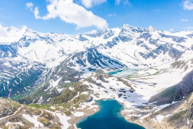 Gran Paradiso Ulusal Parkı, Piedmont, İtalya 'da gölleri olan inanılmaz Alp manzarası