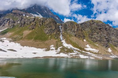 İtalyan Alplerinde renkli zümrüt gölü