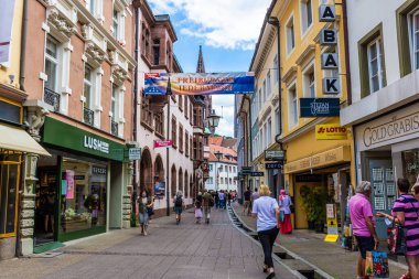 FREIBURG IM BRISGAU, Almanya, 18 Temmuz 2020: Freiburg şehir merkezinde yürüyen insanlar