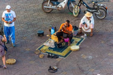MARRAKECH, FOCCO, 3 Eylül 2018: Djemaa El Fna 'daki yılan oynatıcıları, pazar meydanı