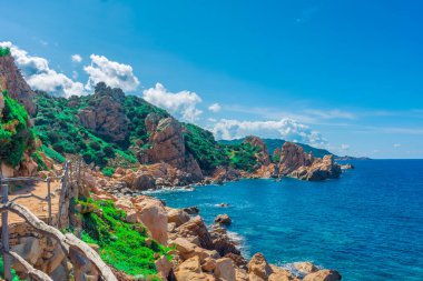 Li Cossi sahilinin berrak suları, Sardunya, İtalya
