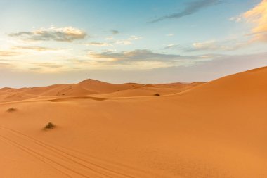 Alacakaranlıkta Sahra Çölü 'nün kumullarının güzel manzarası, Merzouga, Fas