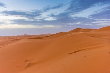 Alacakaranlıkta Sahra Çölü 'nün kumullarının güzel manzarası, Merzouga, Fas